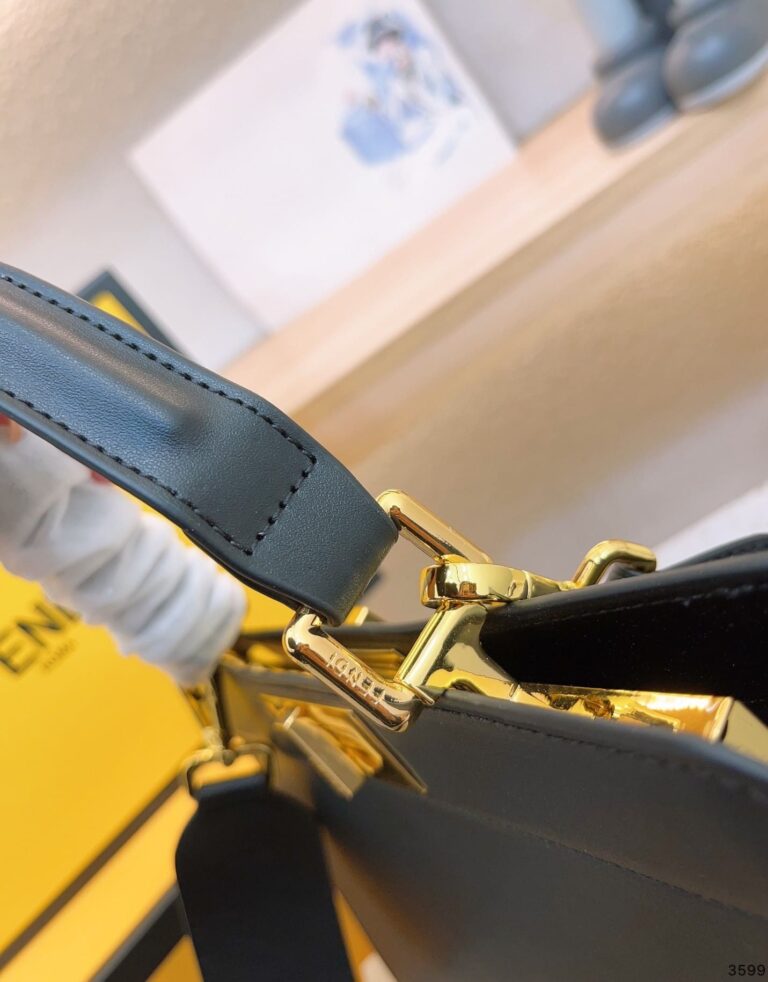 Fendi Peekaboo Iseeu Petite Black 32Cm - Image 5