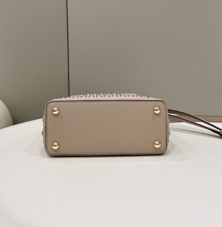 Fendi Peekaboo Bag Beige 24Cm - Image 4