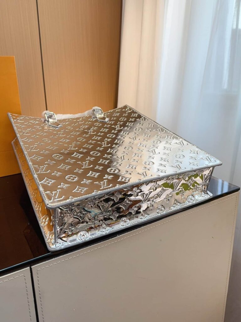 Louis Vuitton Sac Plat Tote Monogram Miroir Silver 36Cm - Image 3