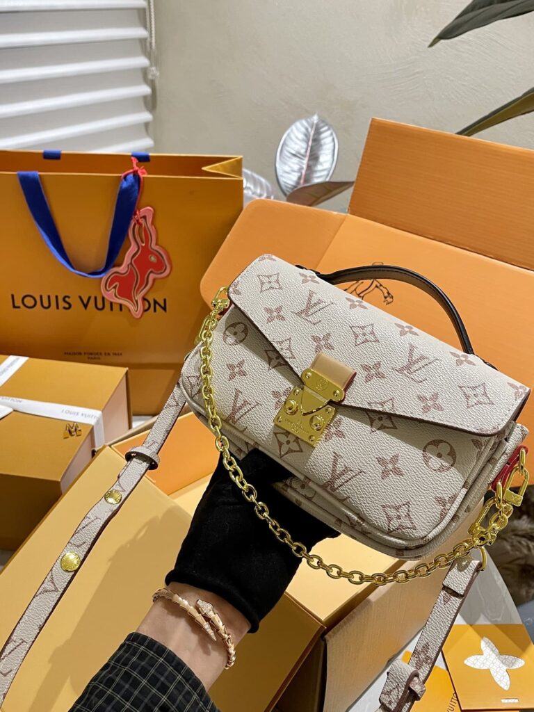 Louis Vuitton Pochette Métis East West Monogram Canvas 21Cm M46914 - Image 2