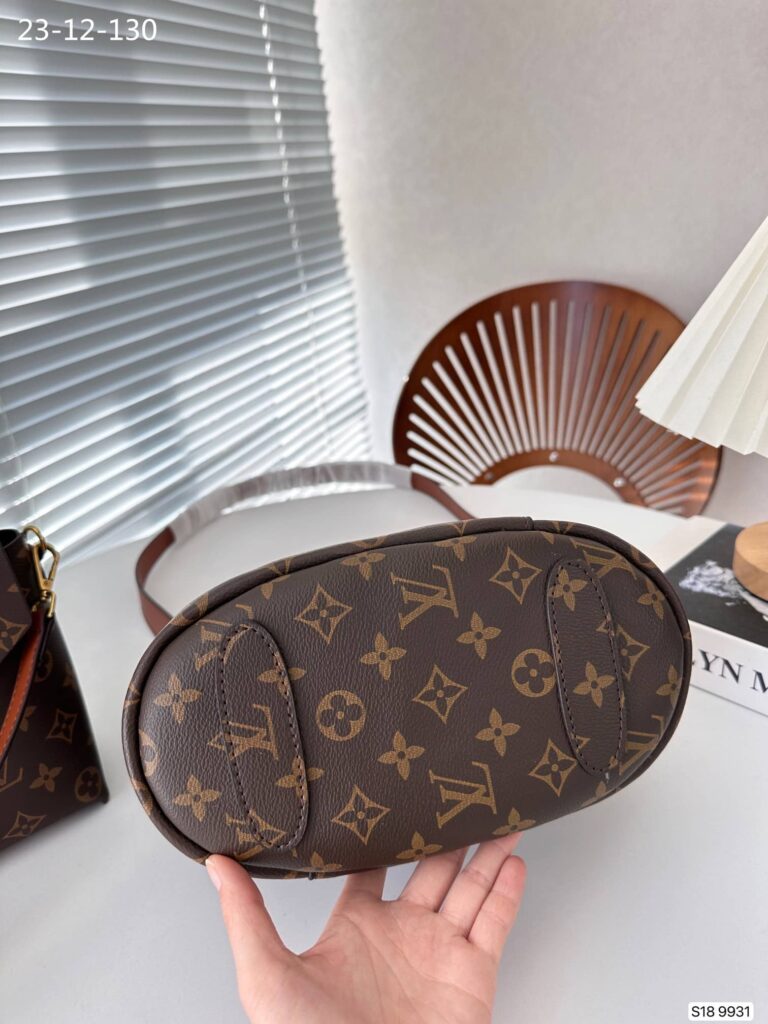 Louis Vuitton Bucket Bag With Gold Tone Buckle Monogram Brown 26Cm - Image 6