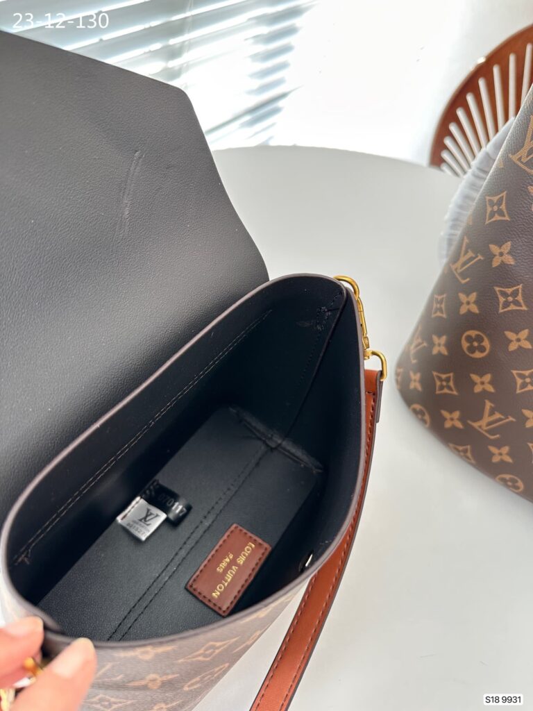 Louis Vuitton Bucket Bag With Gold Tone Buckle Monogram Brown 26Cm - Image 3