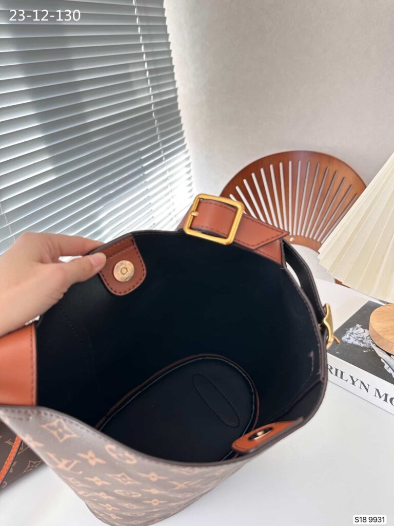 Louis Vuitton Bucket Bag With Gold Tone Buckle Monogram Brown 26Cm - Image 2