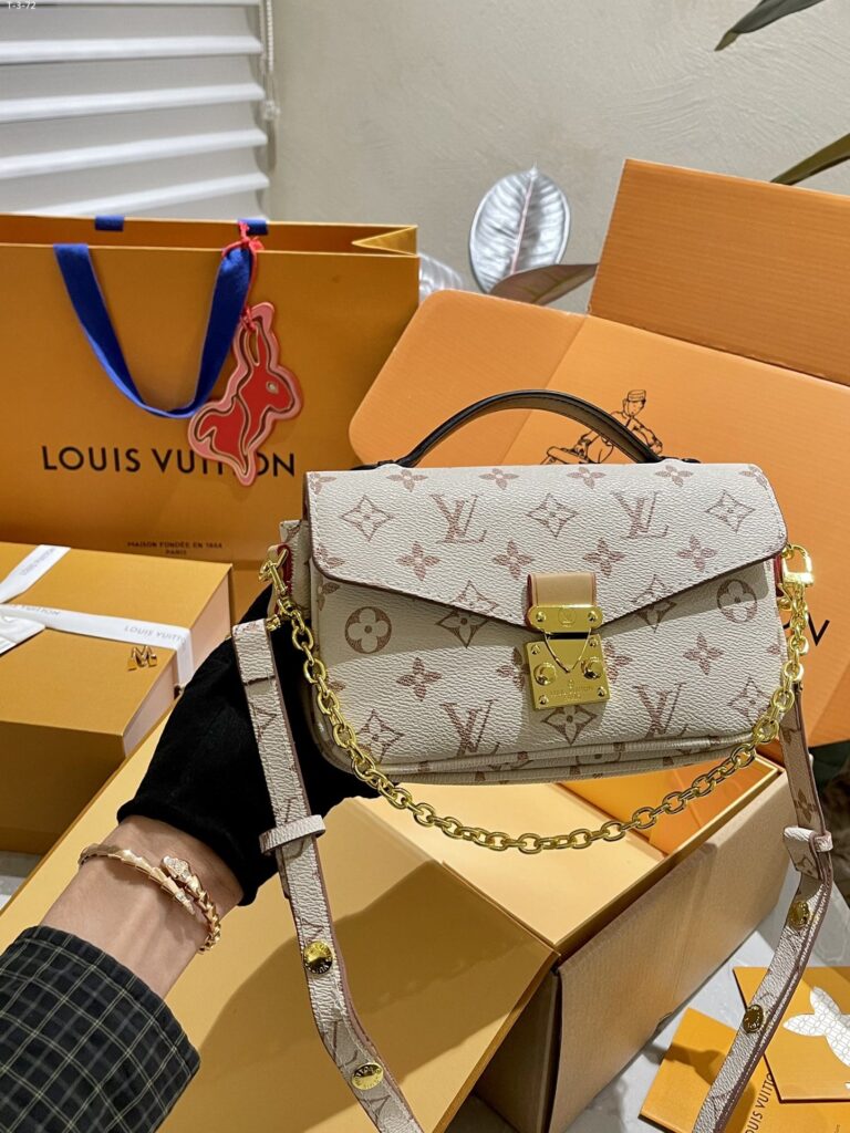 Louis Vuitton Pochette Métis East West Monogram Canvas 21Cm M46914 - Image 4