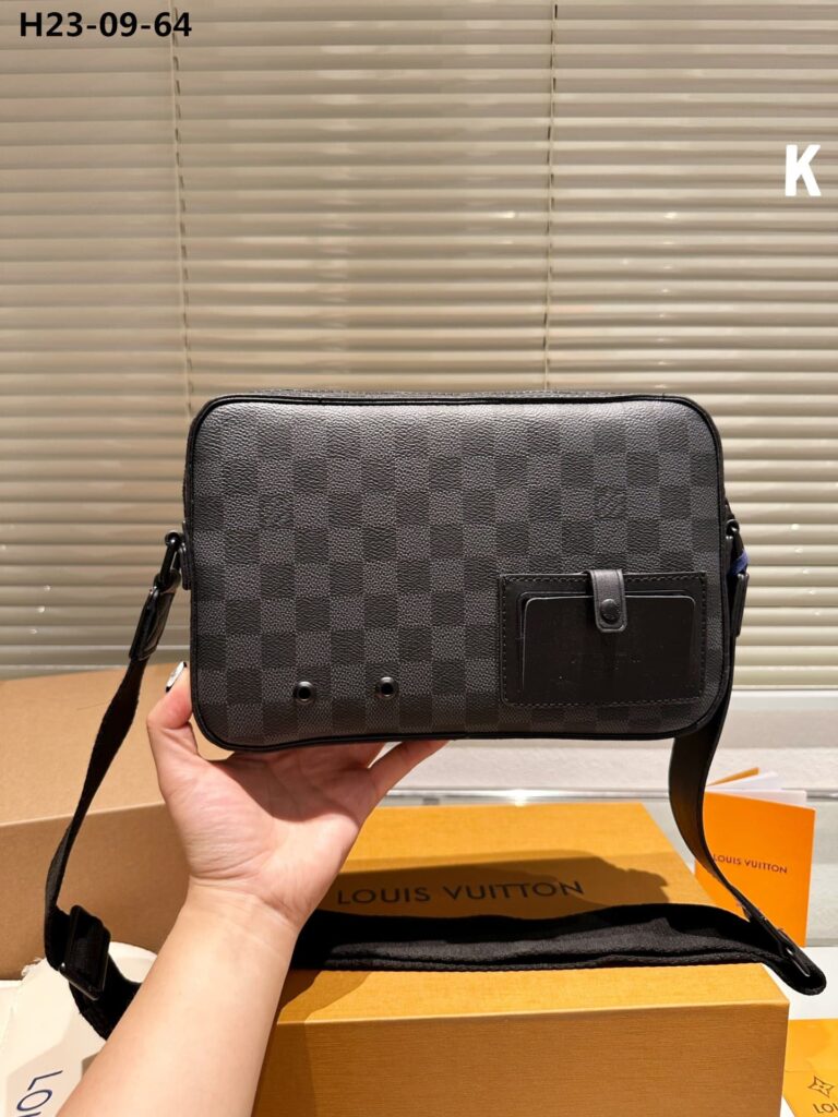 Louis Vuitton Alpha Messenger Damier Black 27Cm - Image 3