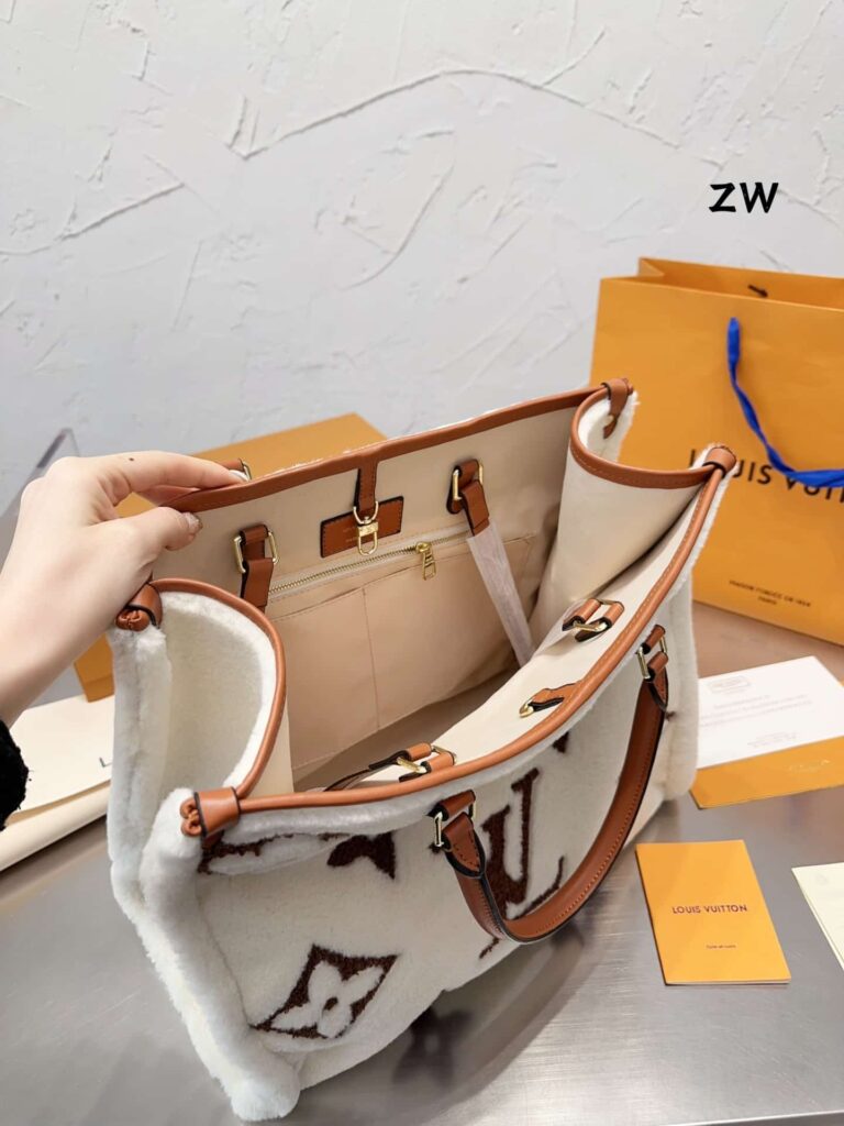 Louis Vuitton Onthego Monogram Teddy Bag White 40Cm - Image 4