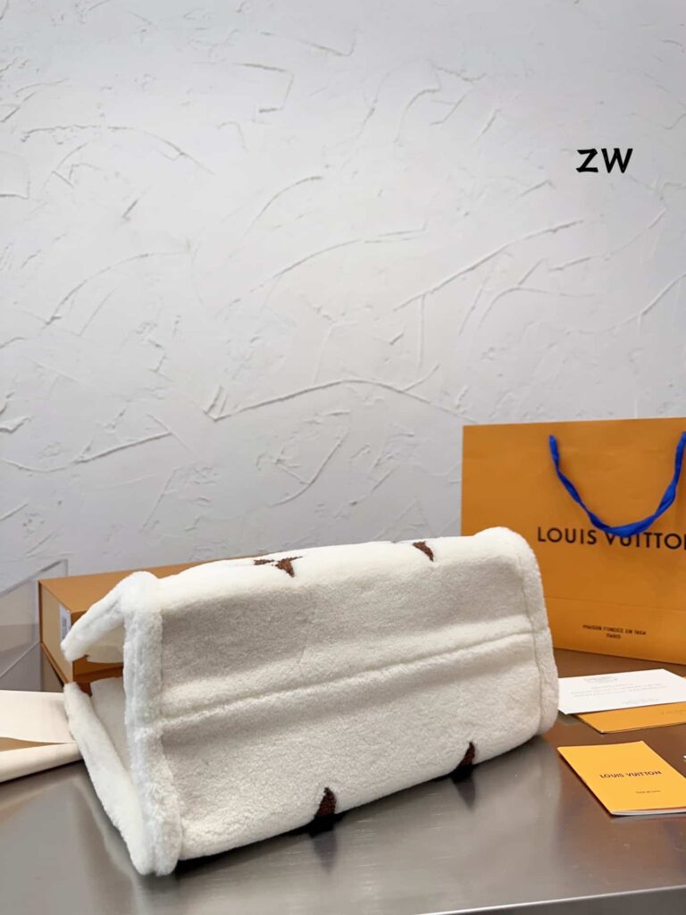 Louis Vuitton Onthego Monogram Teddy Bag White 40Cm - Image 5