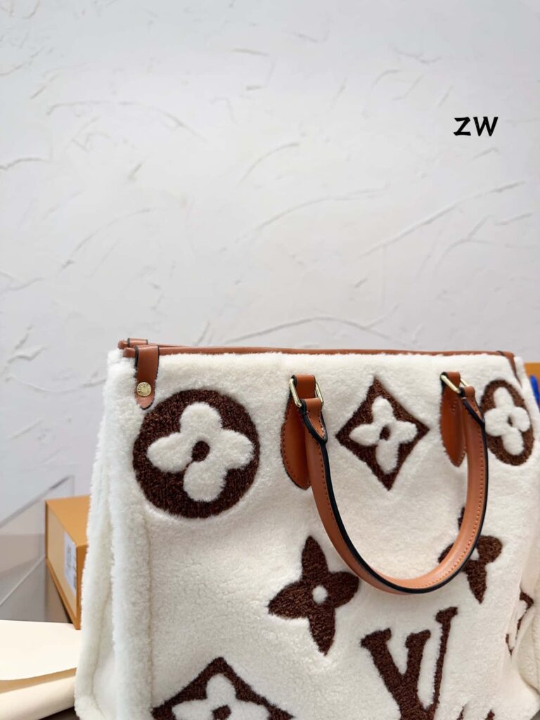 Louis Vuitton Onthego Monogram Teddy Bag White 40Cm - Image 6