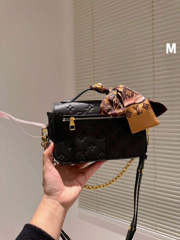 Louis Vuitton Micro Métis Black With Gold Chain 22Cm M41487 - Image 5