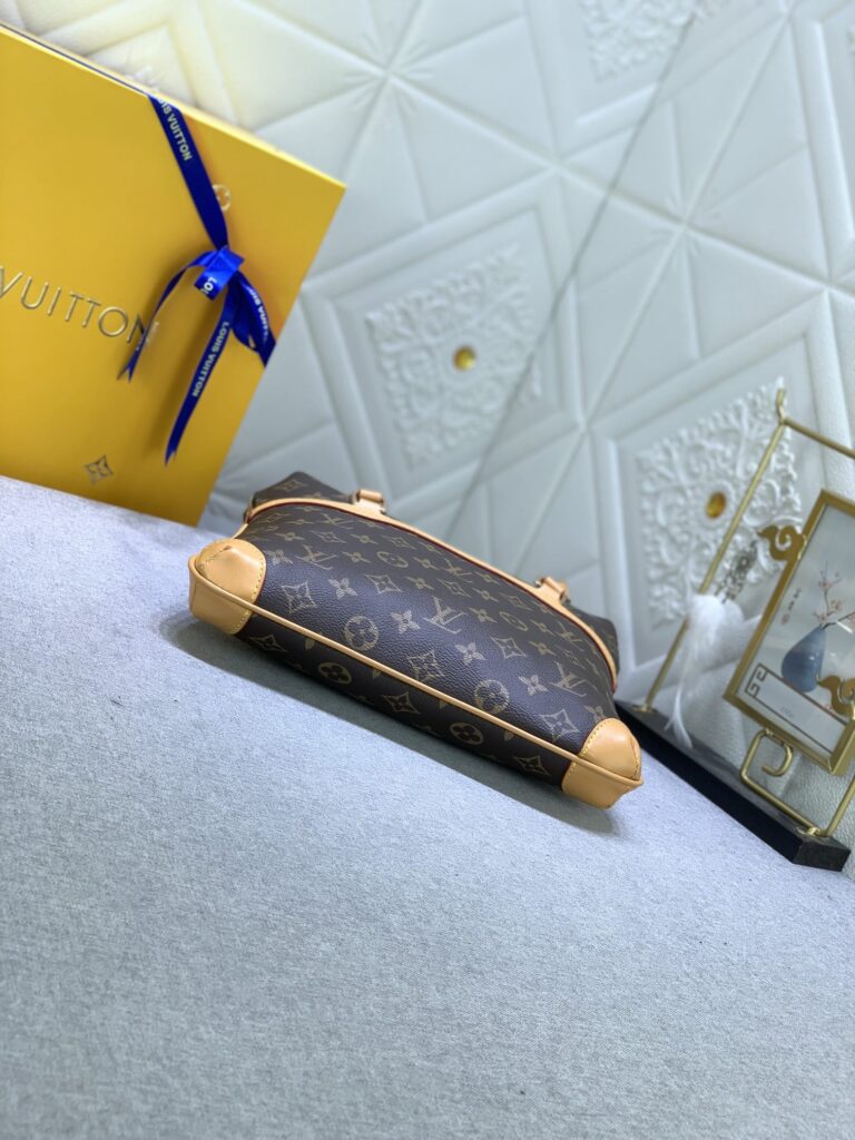 Louis Vuitton Kusan Gm Monogram Canvas 28Cm M51141 - Image 8