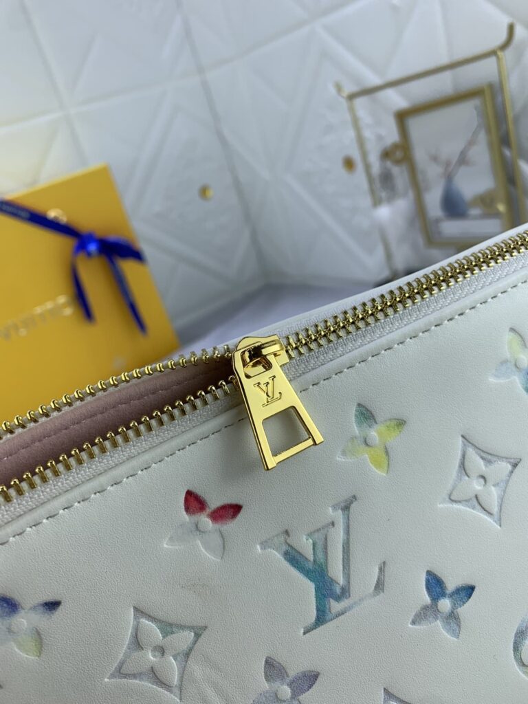 Louis Vuitton Bolso Coussin Pm Light Cream 26Cm M21209 - Image 6