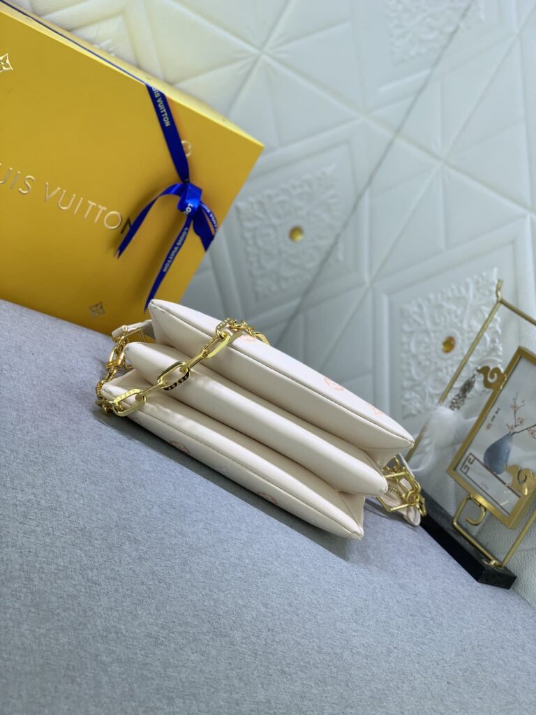 Louis Vuitton Bolso Coussin Pm Cream 26Cm M22398 - Image 8