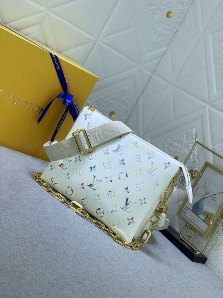 Louis Vuitton Bolso Coussin Pm Light Cream 26Cm M21209 - Image 9