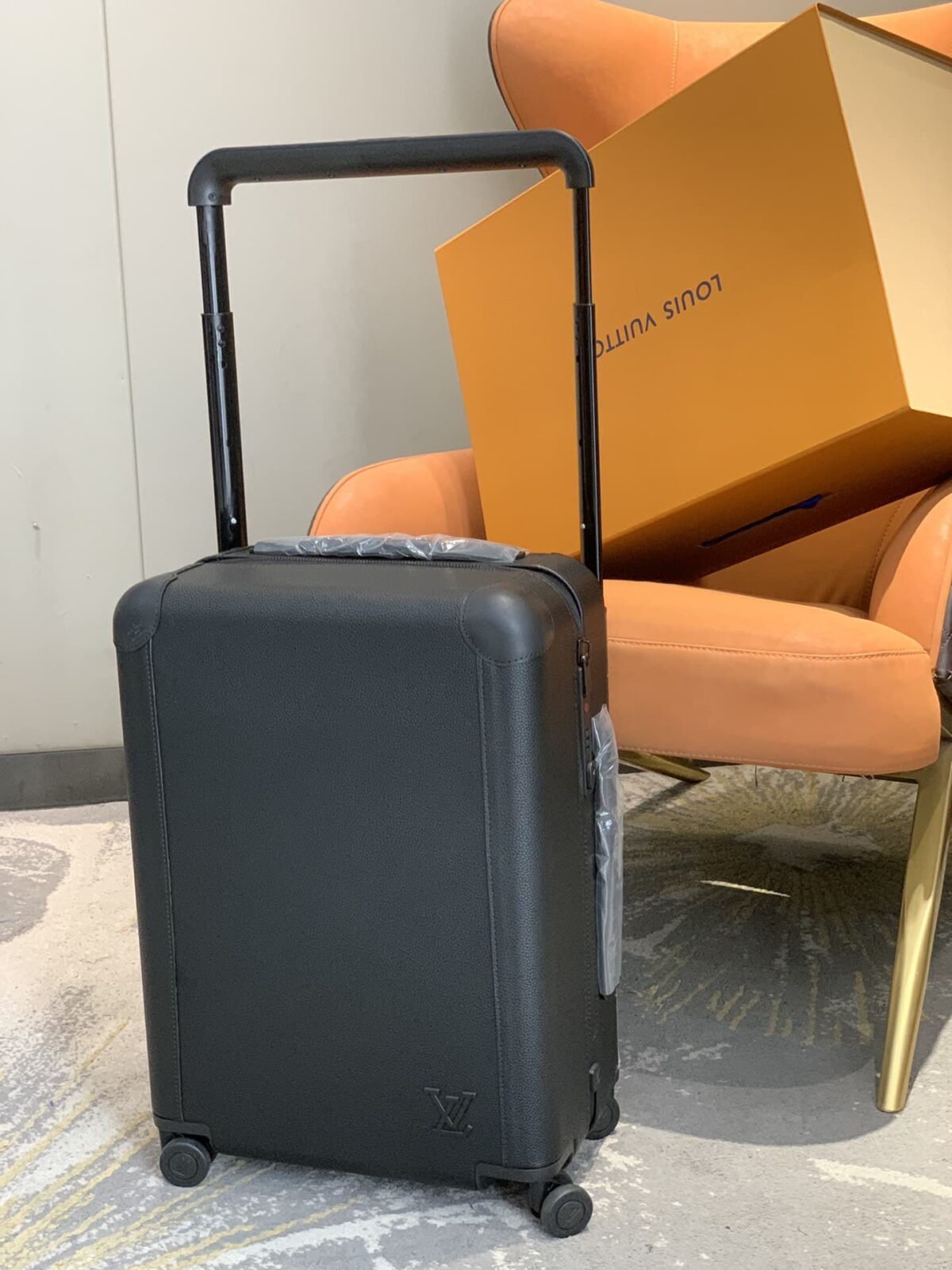 Louis Vuitton Horizon 55 Suitcase Grained Leather Black 55Cm M10240 - Image 2