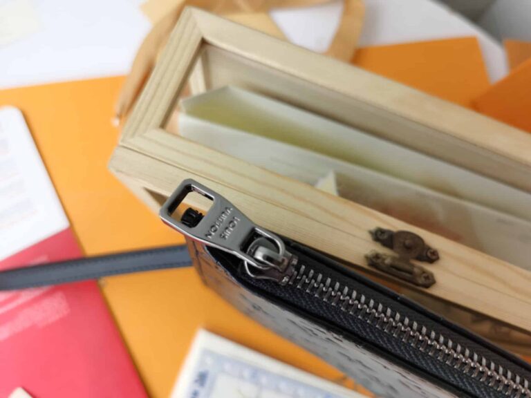 Louis Vuitton Pochette Damier Canvas Black 27Cm - Image 6