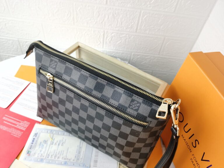Louis Vuitton Pochette Damier Canvas Black 28Cm - Image 4