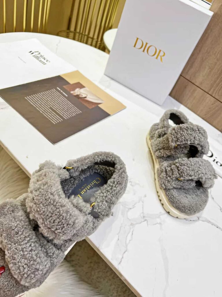 Dioract Grey Shearling Sandals - Image 5