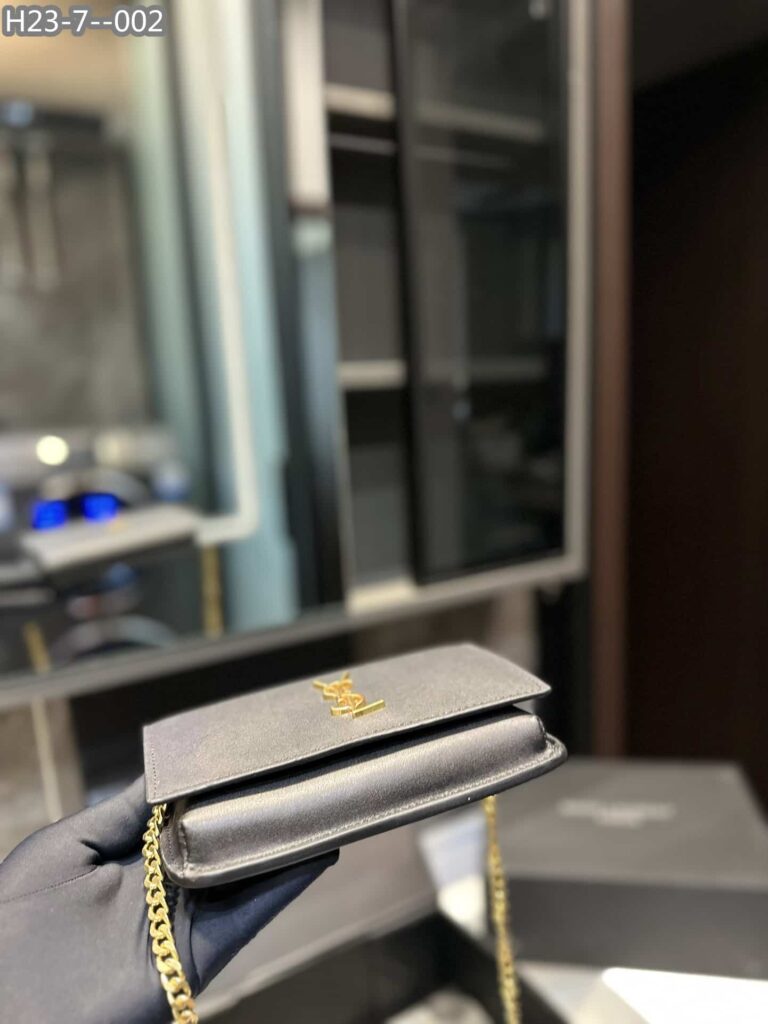 Saint Laurent Uptown Ysl Plaque Grained Leather 18Cm - Image 6