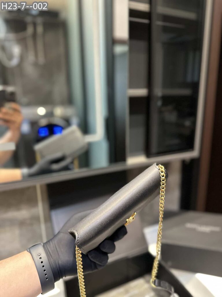 Saint Laurent Uptown Ysl Plaque Grained Leather 18Cm - Image 5