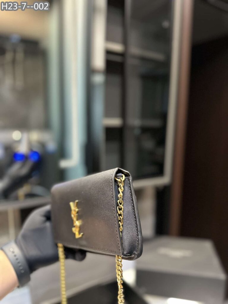 Saint Laurent Uptown Ysl Plaque Grained Leather 18Cm - Image 4