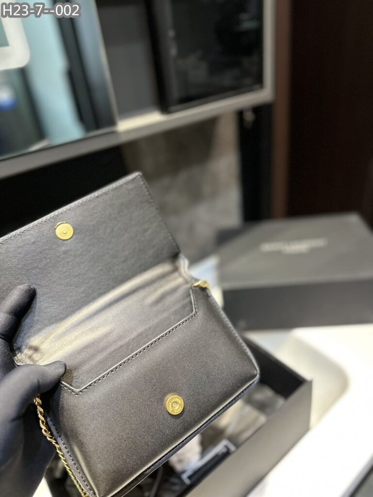 Saint Laurent Uptown Ysl Plaque Grained Leather 18Cm - Image 3