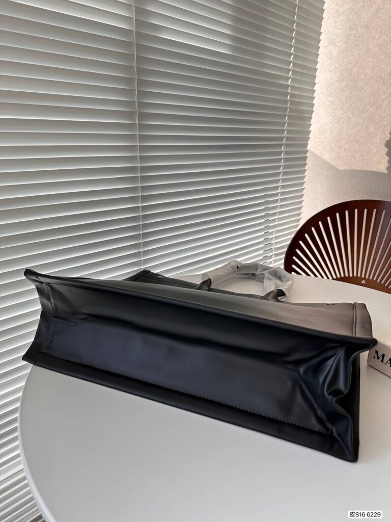 Saint Laurent Rive Gauche Large Tote Bag In Glazed Leather Black 48Cm 587273Aacp21000 - Image 2