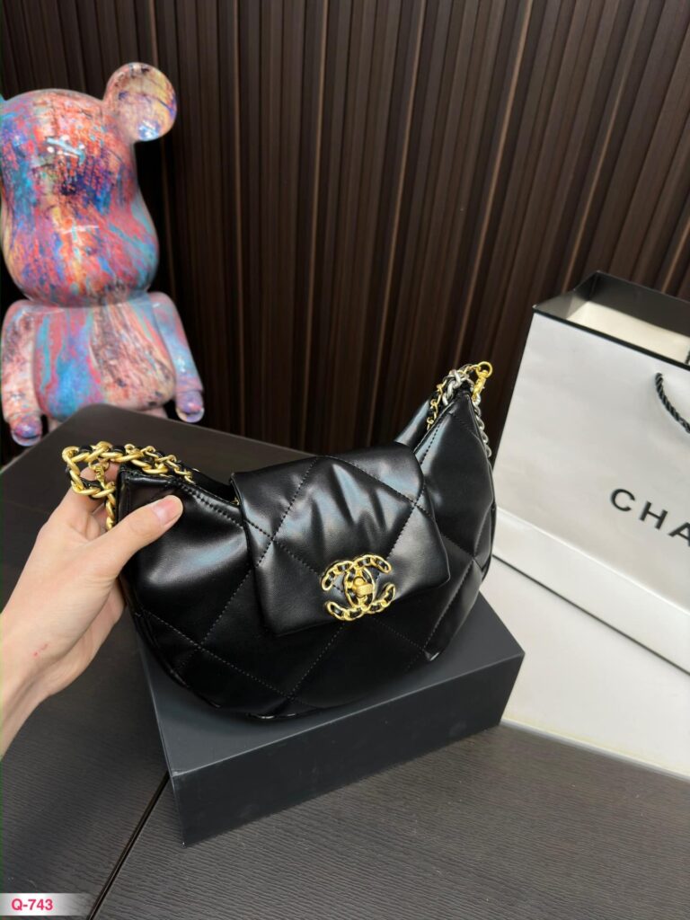 Chanel 19 Hobo Bag Lambskin Mixed Metal Hardware Black 28Cm - Image 2