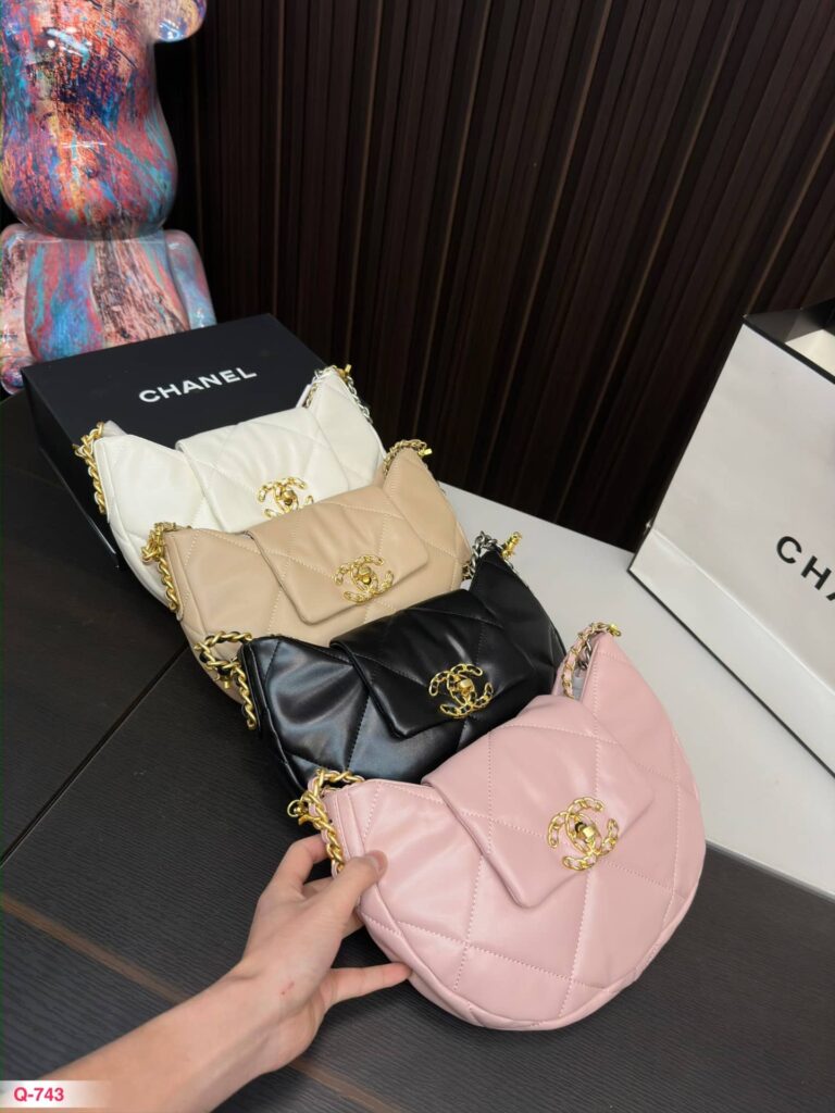 Chanel 19 Hobo Bag Lambskin Mixed Metal Hardware Pink 28Cm - Image 3