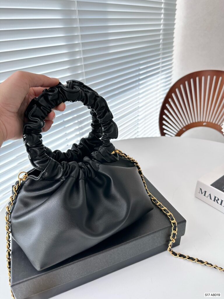 Chanel Bucket Bag With Circle Top Handle Black 20Cm - Image 4