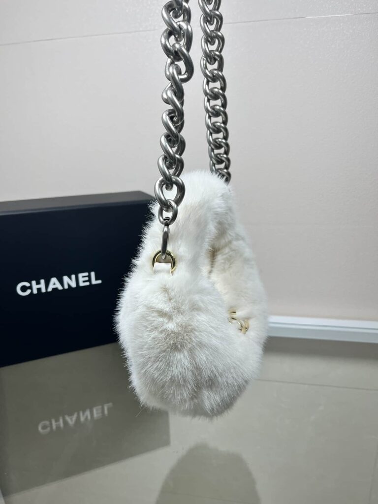 Chanel Fur Hobo Bag White 21Cm - Image 2