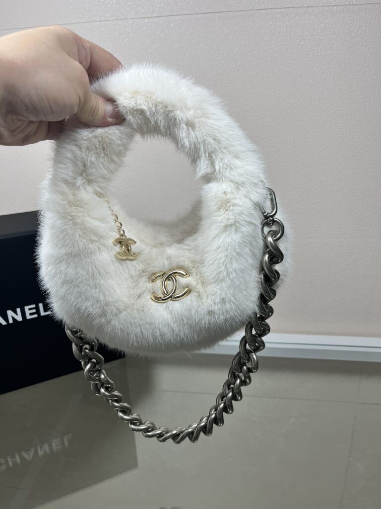 Chanel Fur Hobo Bag White 21Cm - Image 3