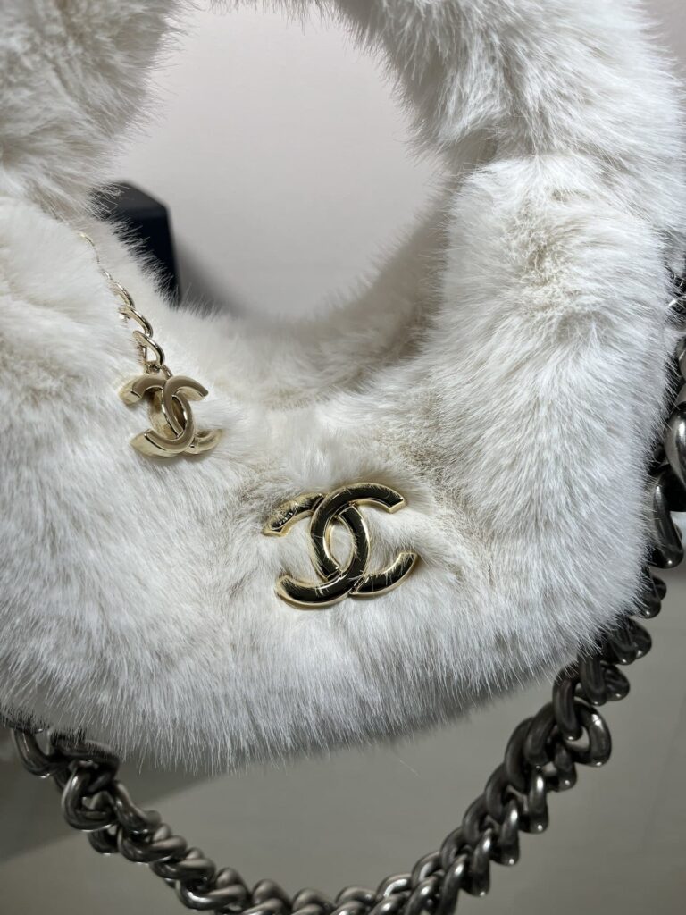 Chanel Fur Hobo Bag White 21Cm - Image 7