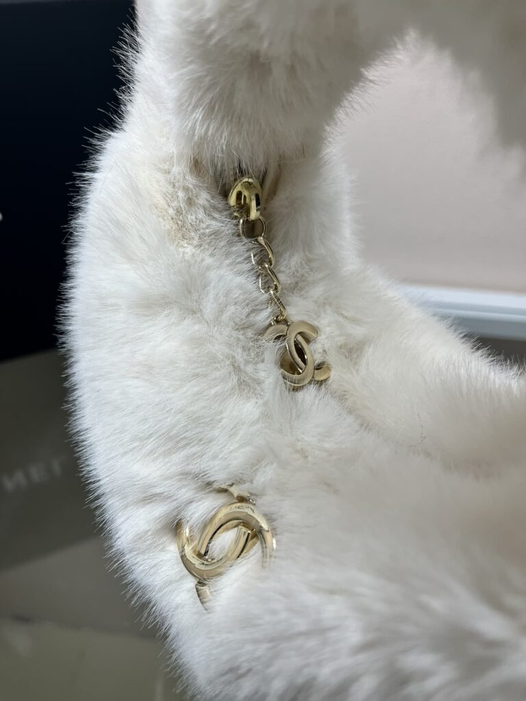 Chanel Fur Hobo Bag White 21Cm - Image 4