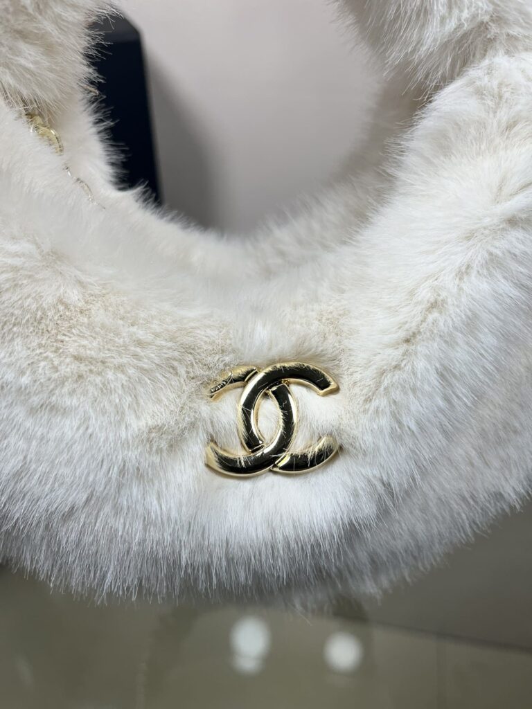 Chanel Fur Hobo Bag White 21Cm - Image 5
