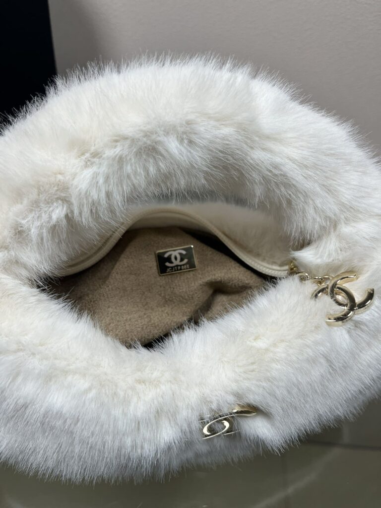 Chanel Fur Hobo Bag White 21Cm - Image 6