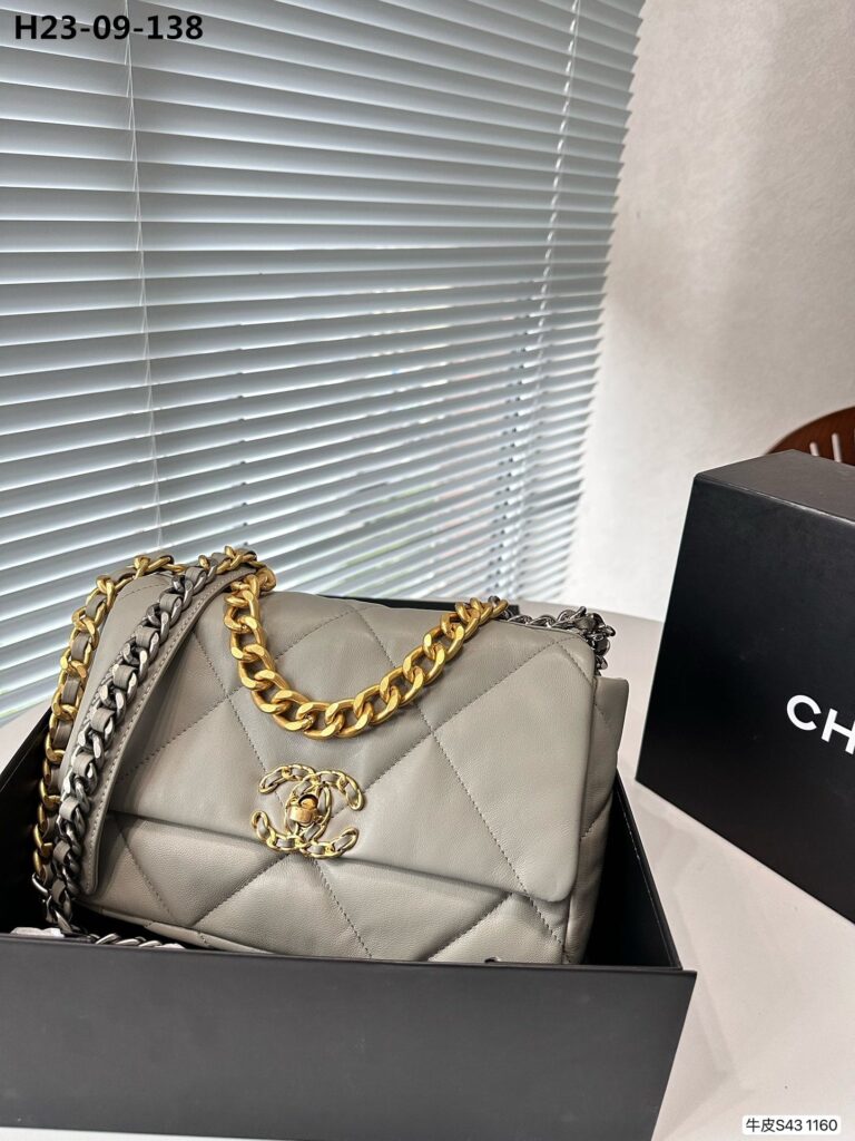 Chanel 19 Lambskin Quilted Handbag Light Grey 26Cm - Image 2