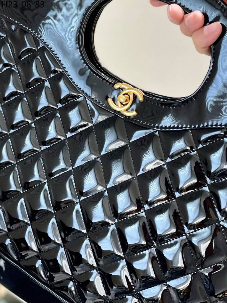 Chanel 31 Vintage Lambskin Large Shopping Bag Black 36Cm - Image 4