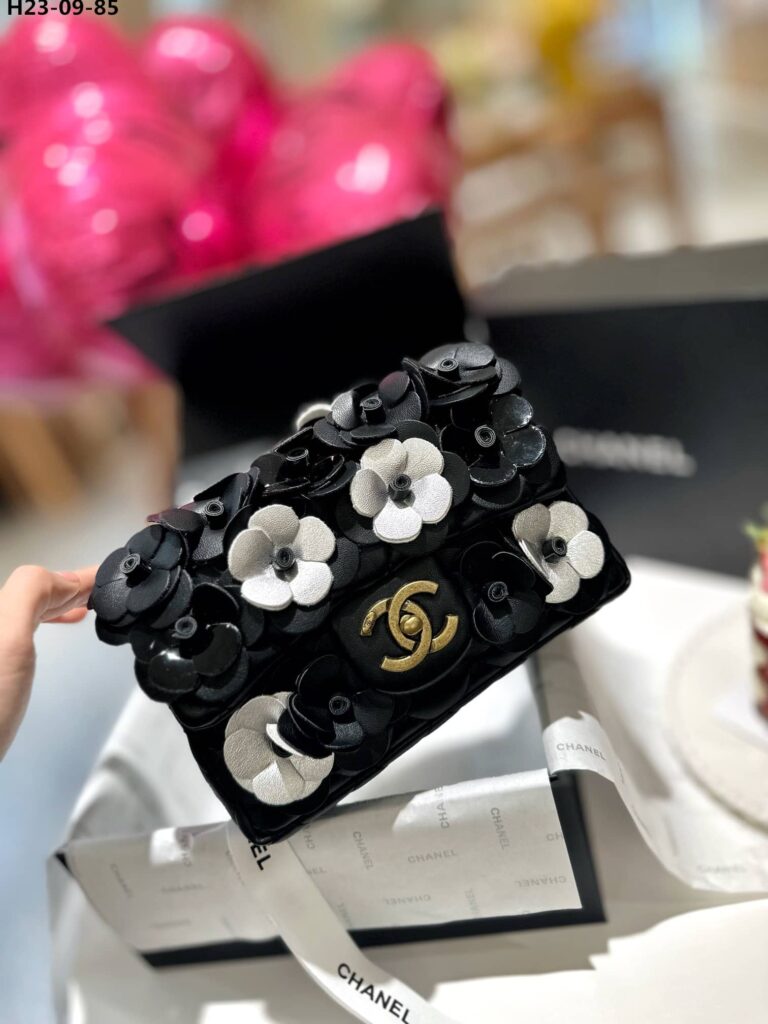 Chanel Camellia Shoulder Bag Black And Beige 20Cm - Image 2