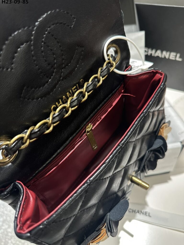Chanel Camellia Shoulder Bag Black And Beige 20Cm - Image 4