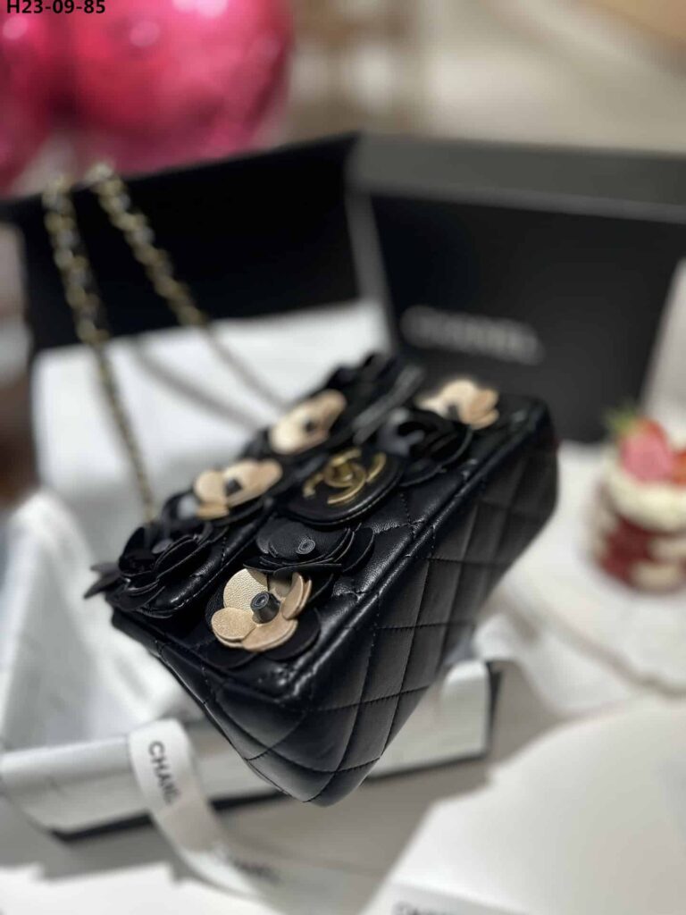 Chanel Camellia Shoulder Bag Black And Beige 20Cm - Image 6