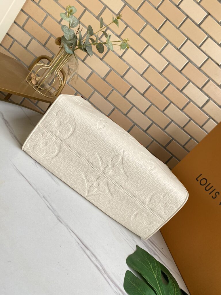 Louis Vuitton Onthego Mm White Bag 35Cm M44558 - Image 4