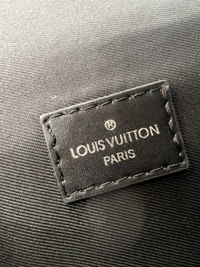 Louis Vuitton Steamer Wearable Wallet Monogram 18Cm M81783 - Image 3