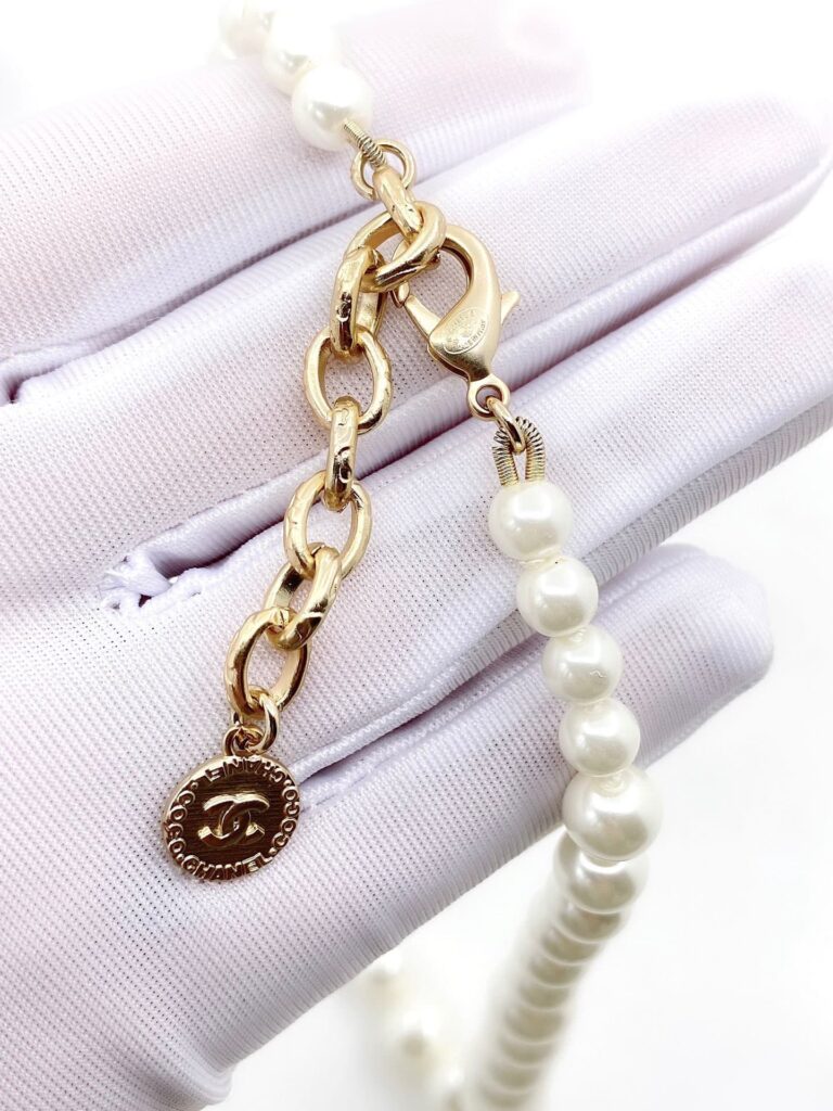 Chanel Metallic Silver Tone Coco Faux Pearl Cc Necklace - Image 4