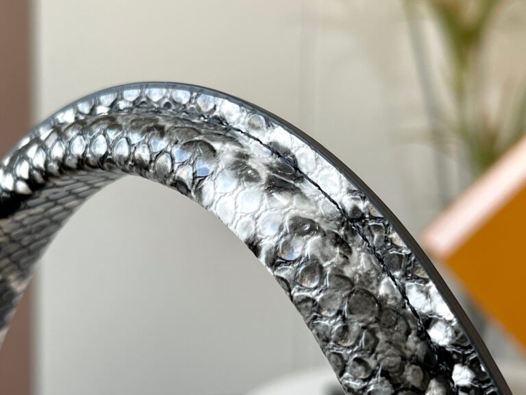 Louis Vuitton Capucines Medium Galet M95508 - Image 9