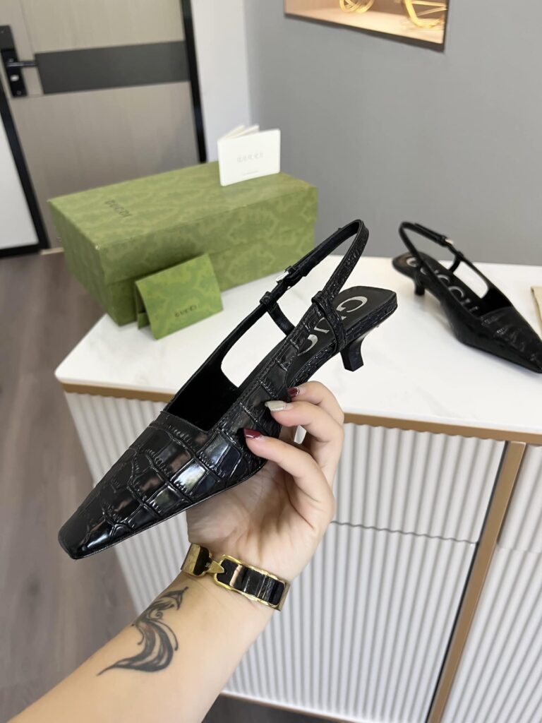 Gucci Women's Crocodile Print Pump Black 674666 Ukq00 1000 - Image 2