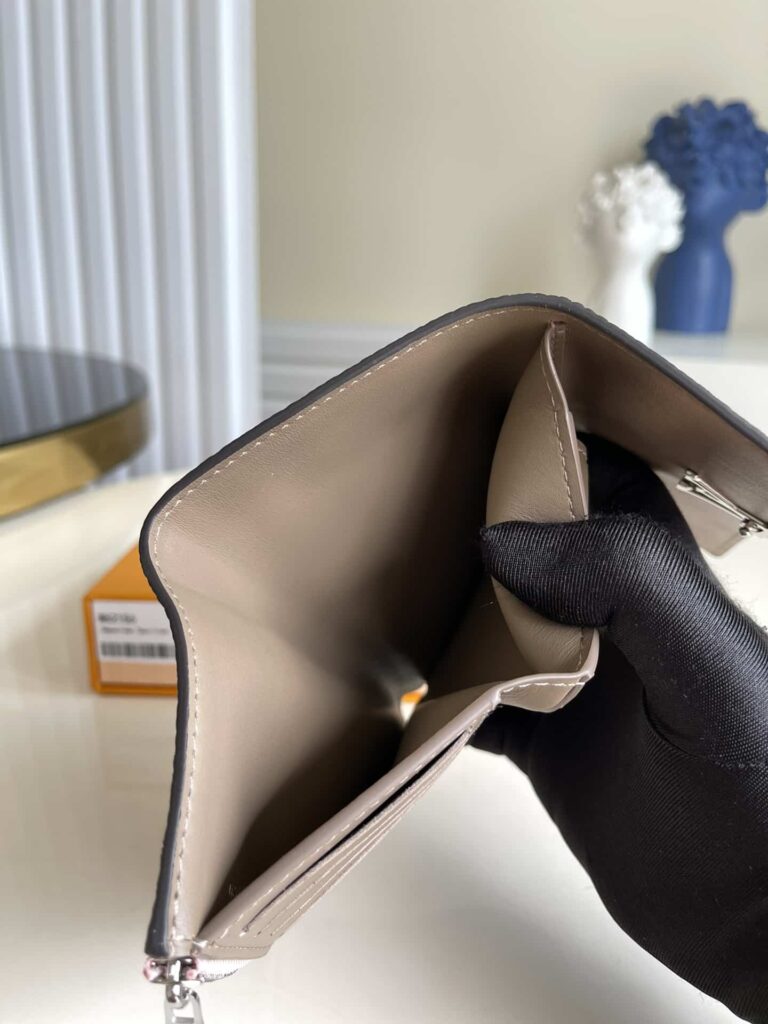 Louis Vuitton Capucines Compact Wallet M62157 - Image 3