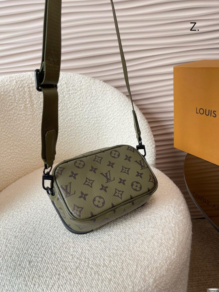 Louis Vuitton Alpha Wearable Wallet Green 18Cm - Image 2