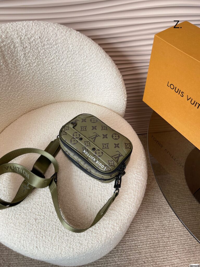 Louis Vuitton Alpha Wearable Wallet Green 18Cm - Image 3