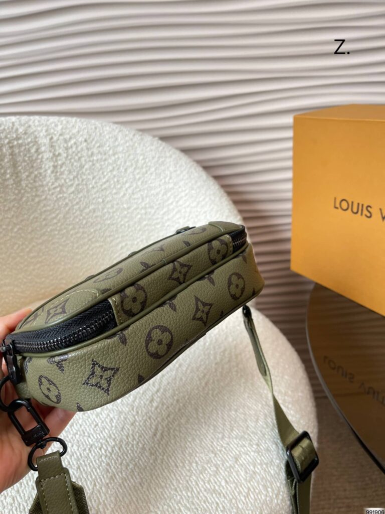Louis Vuitton Alpha Wearable Wallet Green 18Cm - Image 4