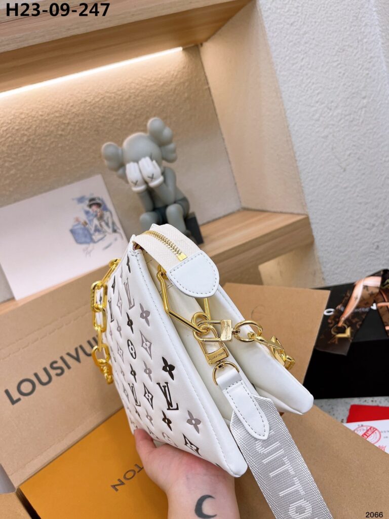 Louis Vuitton Bolso Coussin Pm Monogram White 27Cm - Image 4
